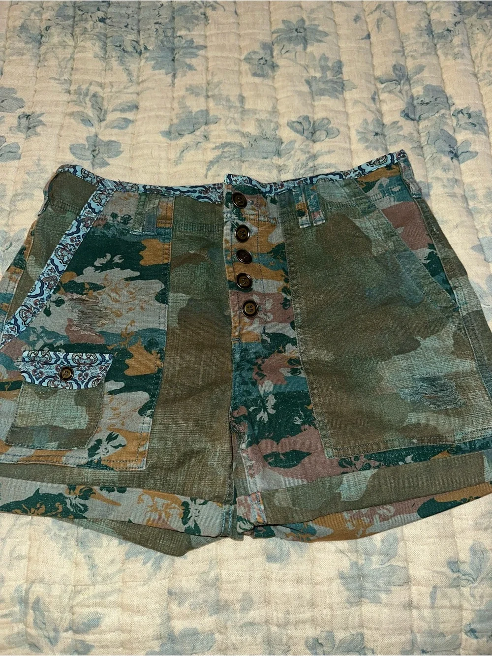 Anthropologie PILCRO Wanderer Camo Distressed shorts - Picture 2 of 9